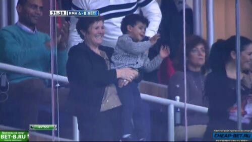 Nhóc Ronaldo Jr và bà Dolores phấn khích với hat-trick của Ronaldo.